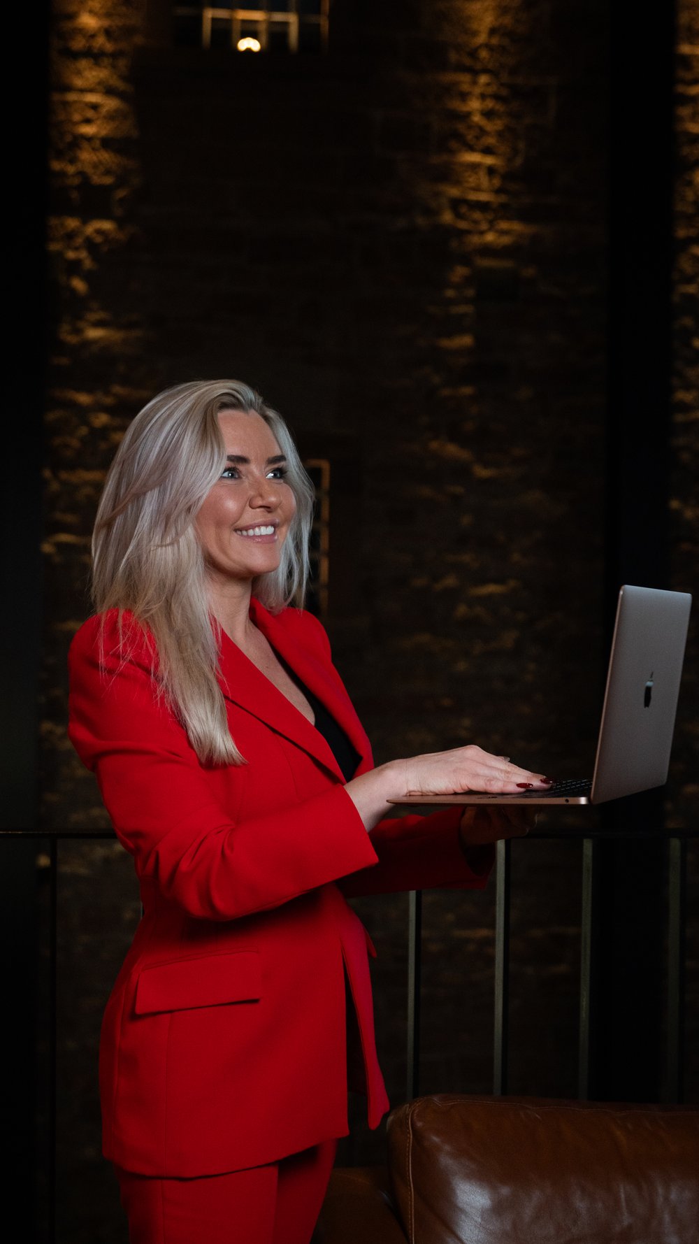 Viktoriya Seifert beim Arbeiten, Mentorin für Kurzzeitvermietung